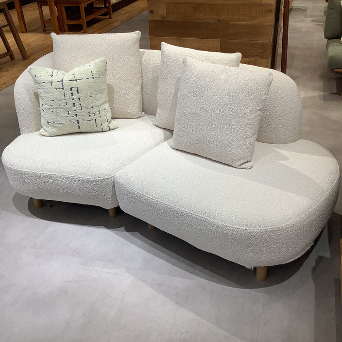 【アウトレット】置くだけでお部屋のアクセントに！曲線的なデザインが特徴のソファが入荷